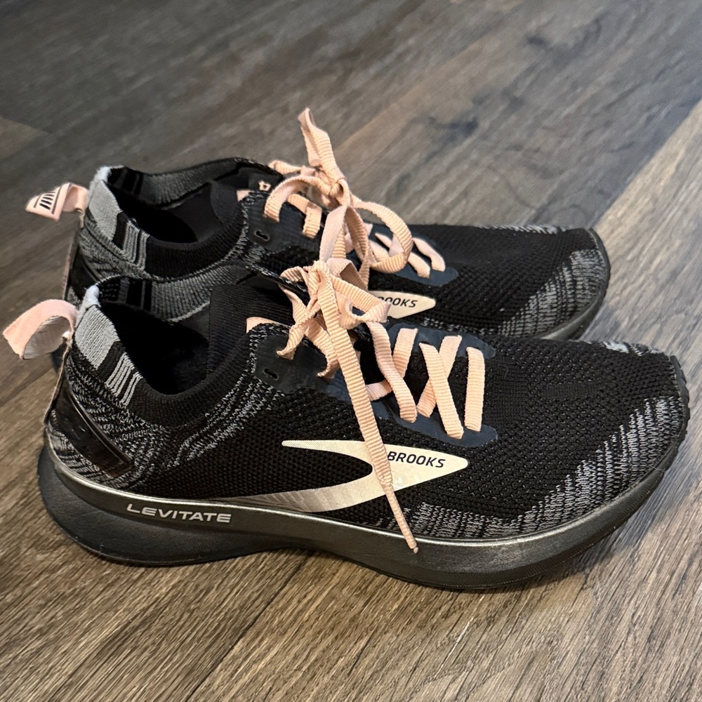 Brooks Levitate 4 Black and Pink Athletic Shoes - Size 5.5